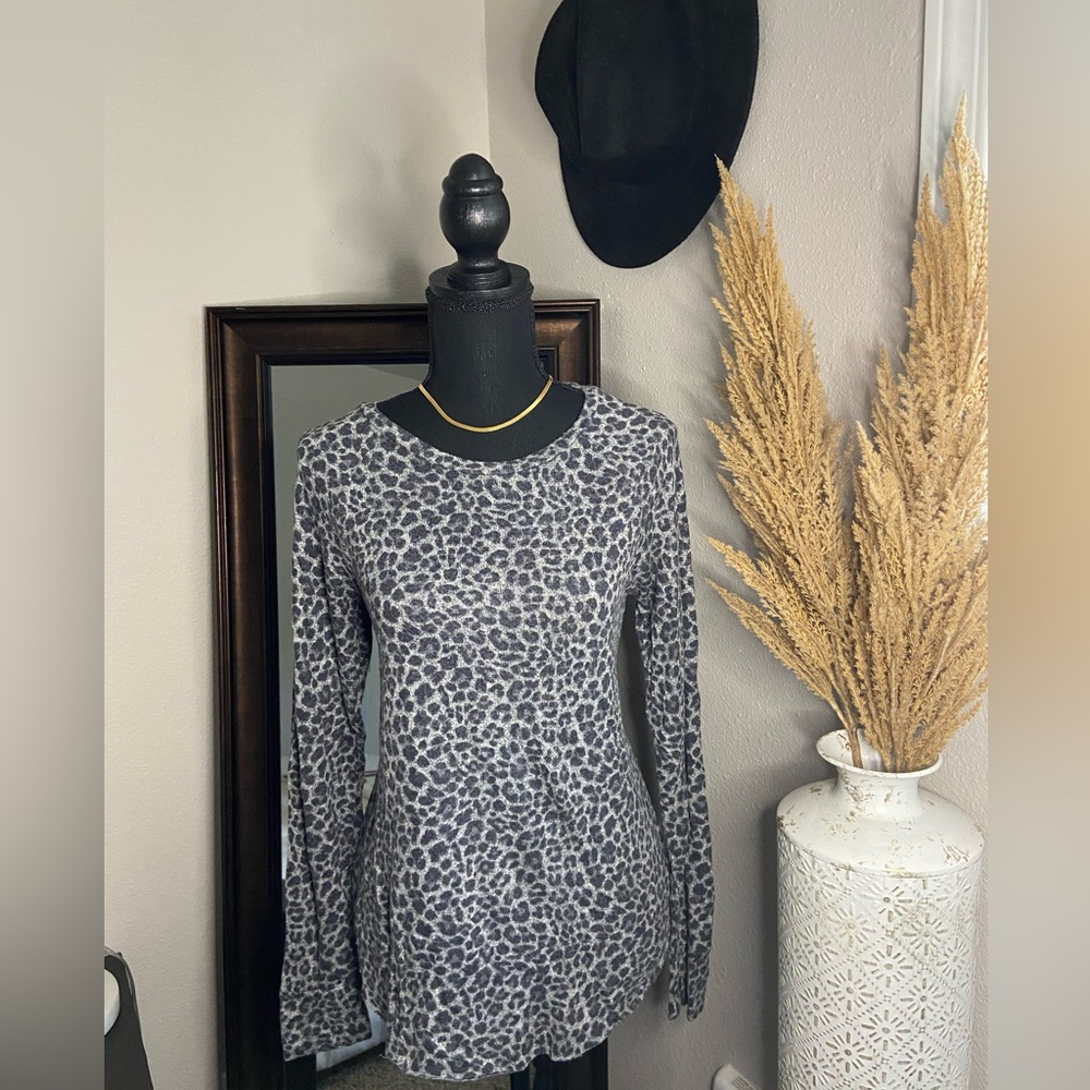 Long sleeve leopard print top